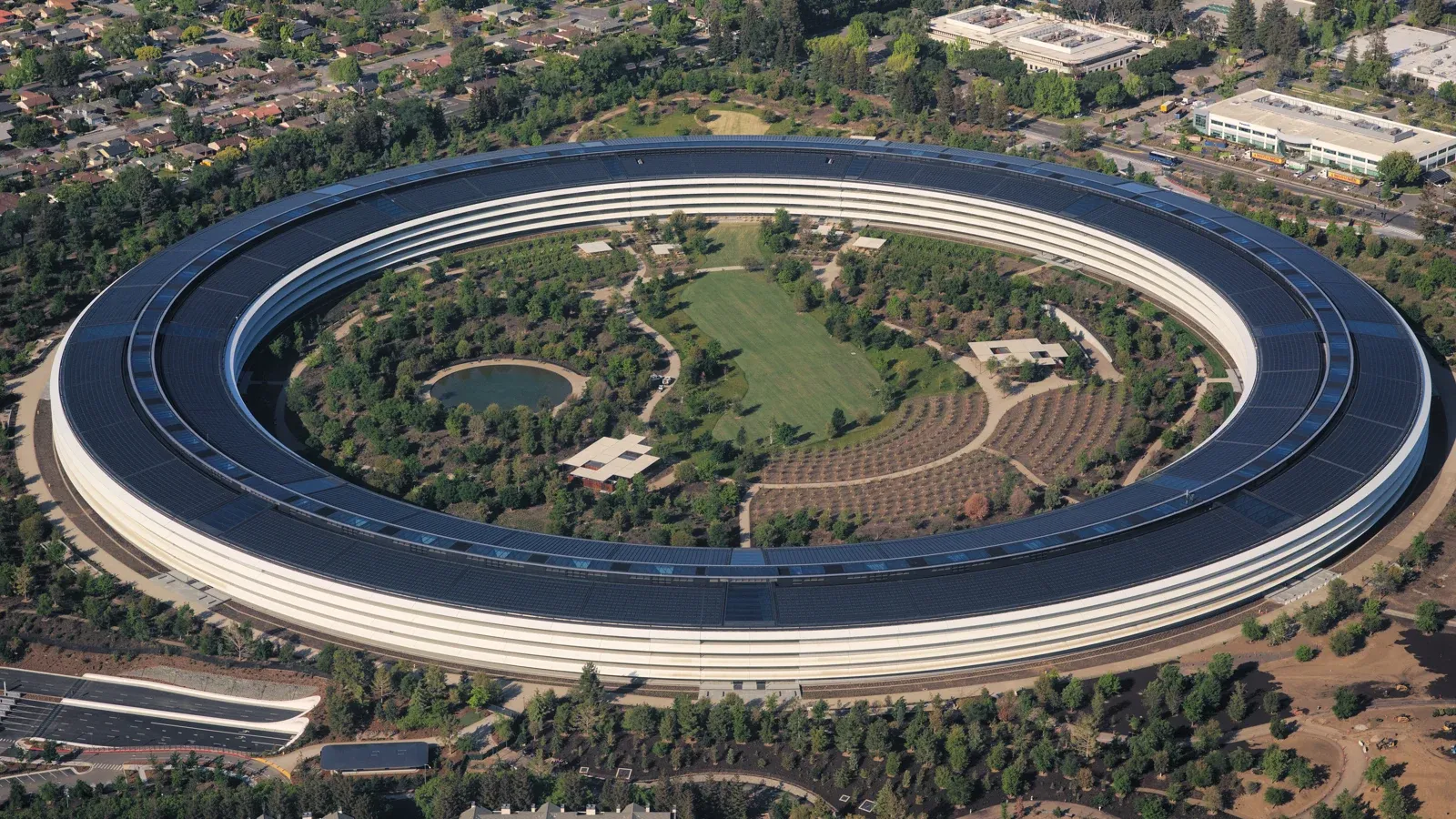 Vista aérea del edificio circular de Apple Park y sus zonas verdes en Cupertino