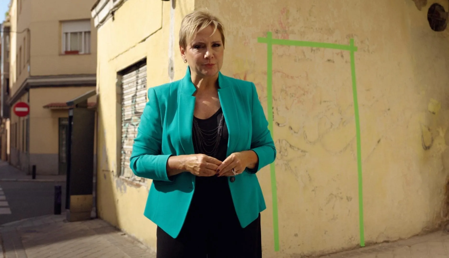 Gloria Serra durante la campaña de Filmin para Backrooms en una calle de Madrid
