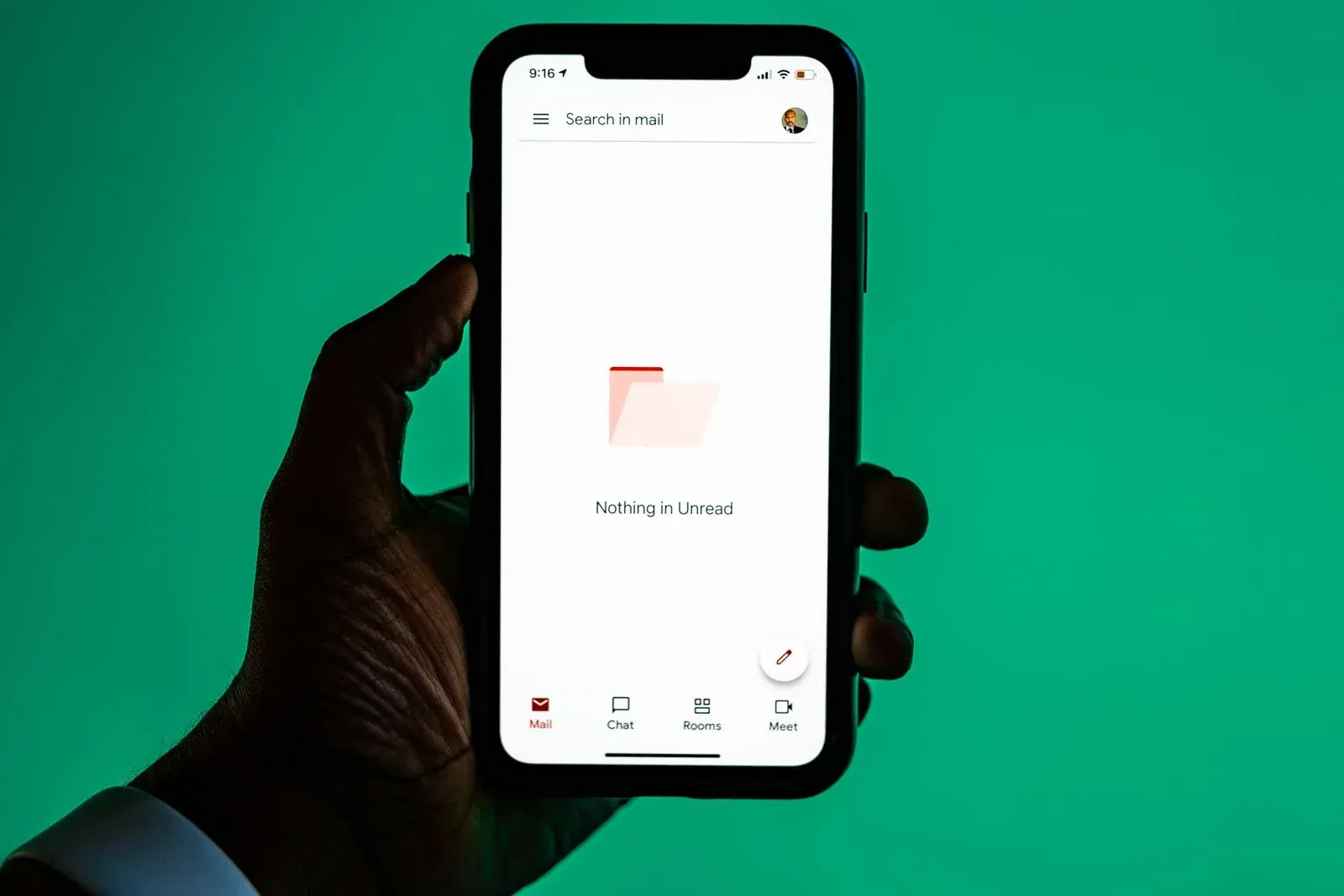 Teléfono con una aplicación de correo electrónico abierta.