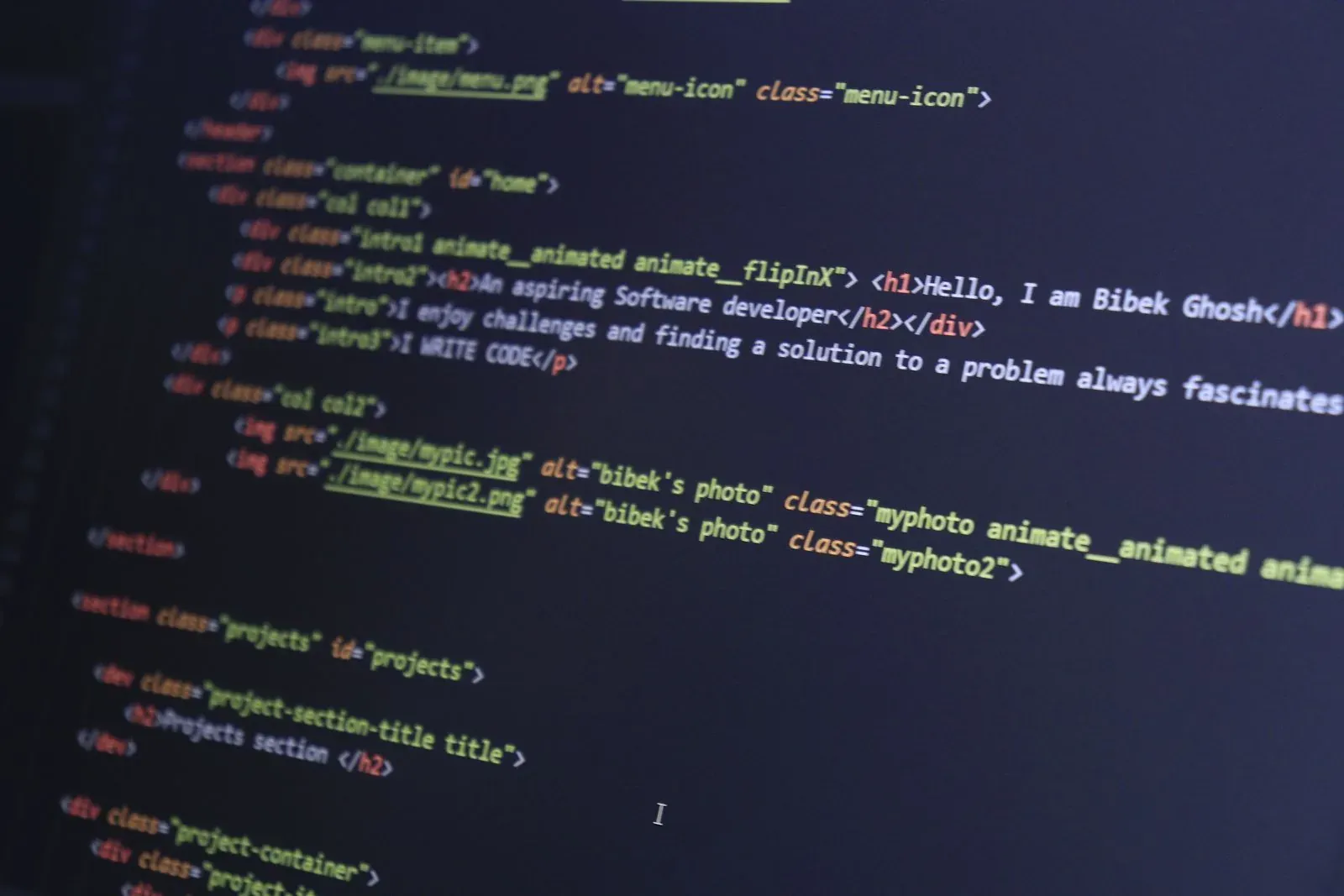 Etiquetas HTML y código de una interfaz en un editor.