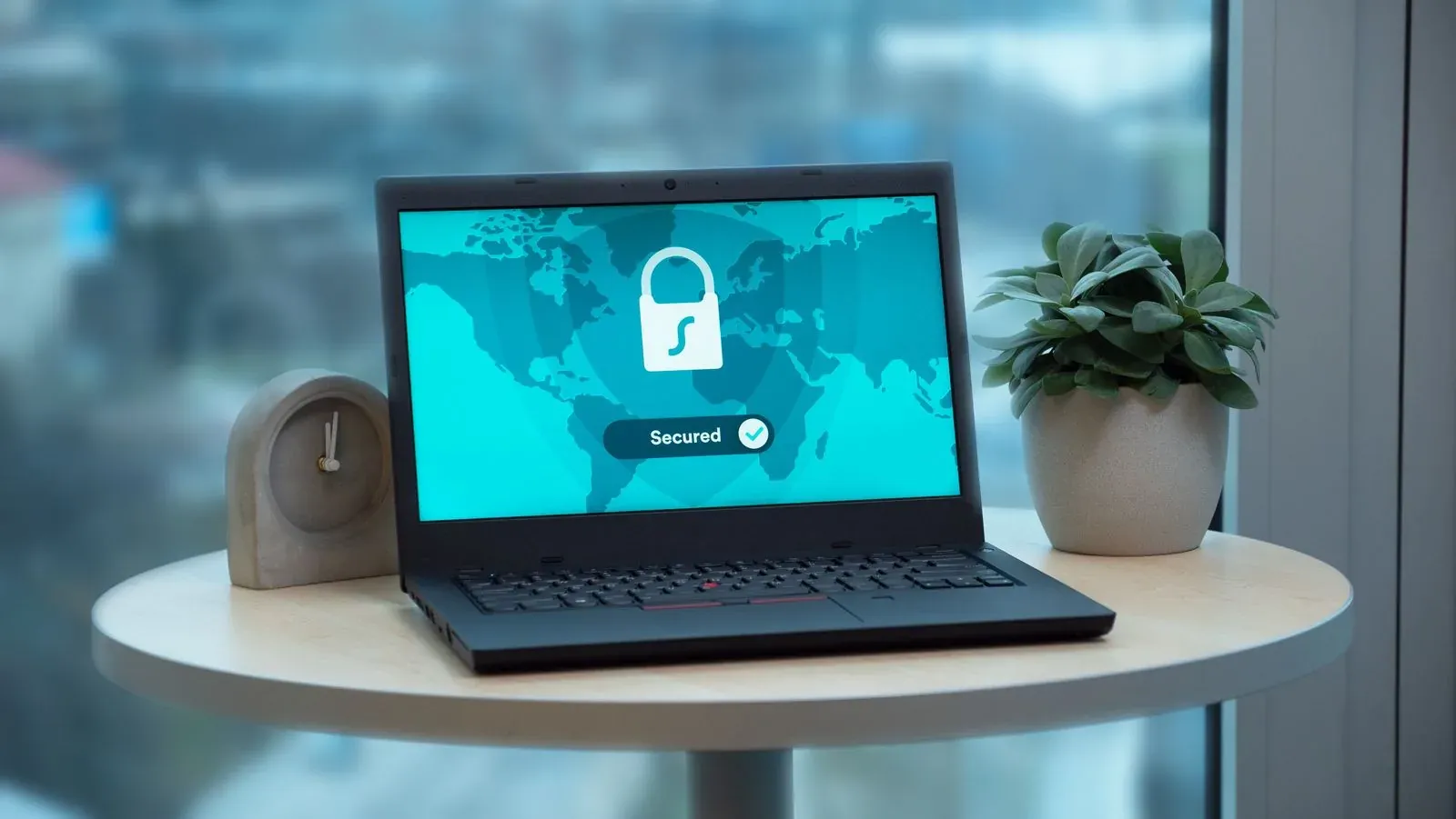 Portátil con un icono de seguridad sobre una mesa.