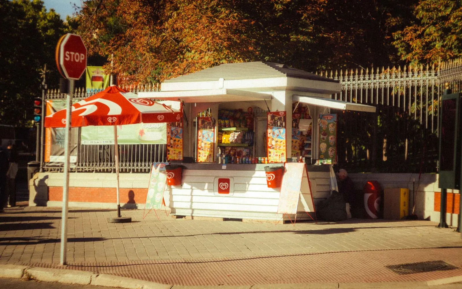 Quiosco situado en una calle de Madrid.