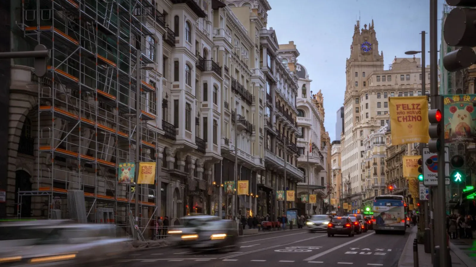 Gran Vía de Madrid con el edificio Telefónica al fondo.