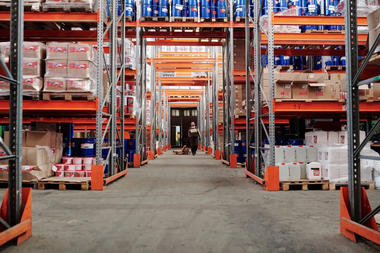 Almacén industrial con productos organizados en estanterías.