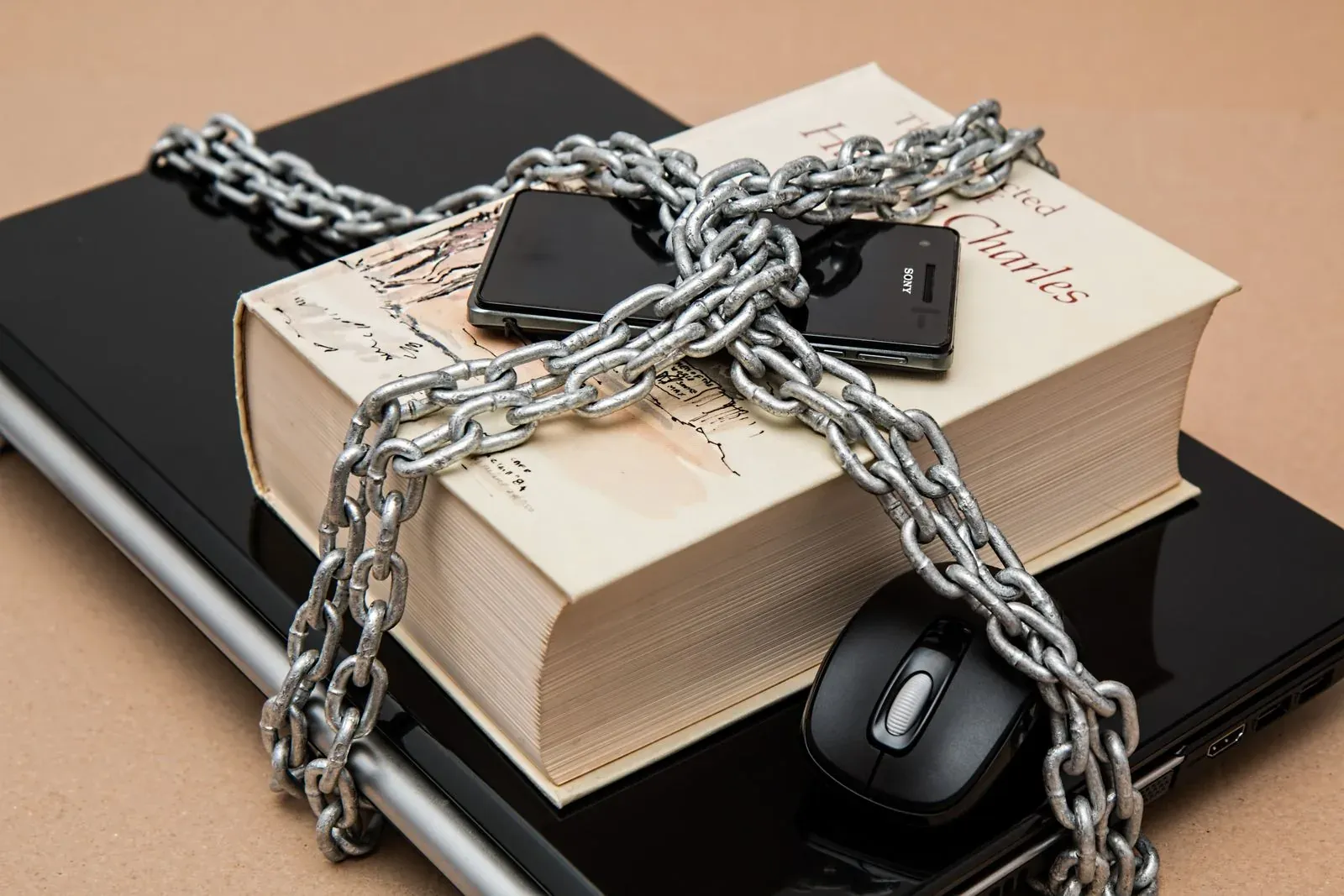 Dispositivos y documentación protegidos con una cadena.