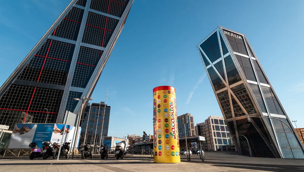 Tubo gigante de Lacasitos instalado entre las torres de Plaza de Castilla en Madrid