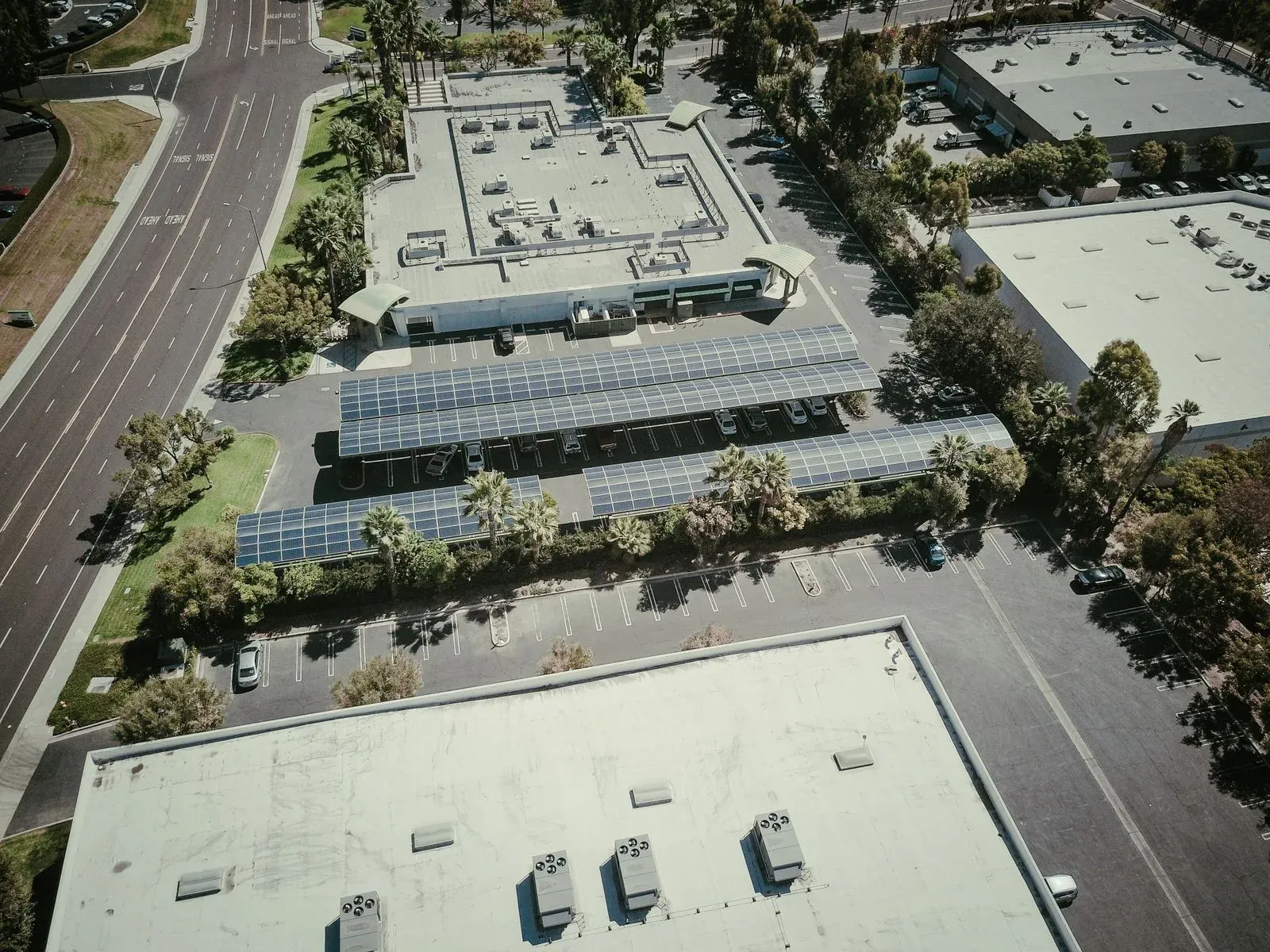 Vista aérea de paneles solares y edificios en un entorno urbano.