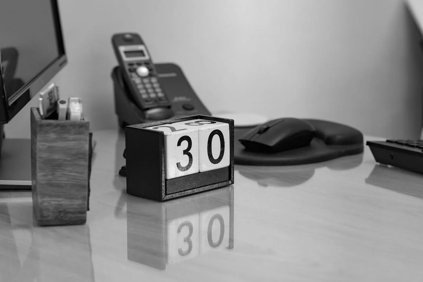 Calendario de escritorio junto a un teléfono y un monitor