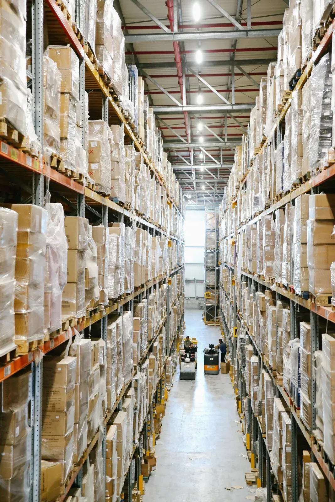 Pasillos de almacén con cajas organizadas en estanterías