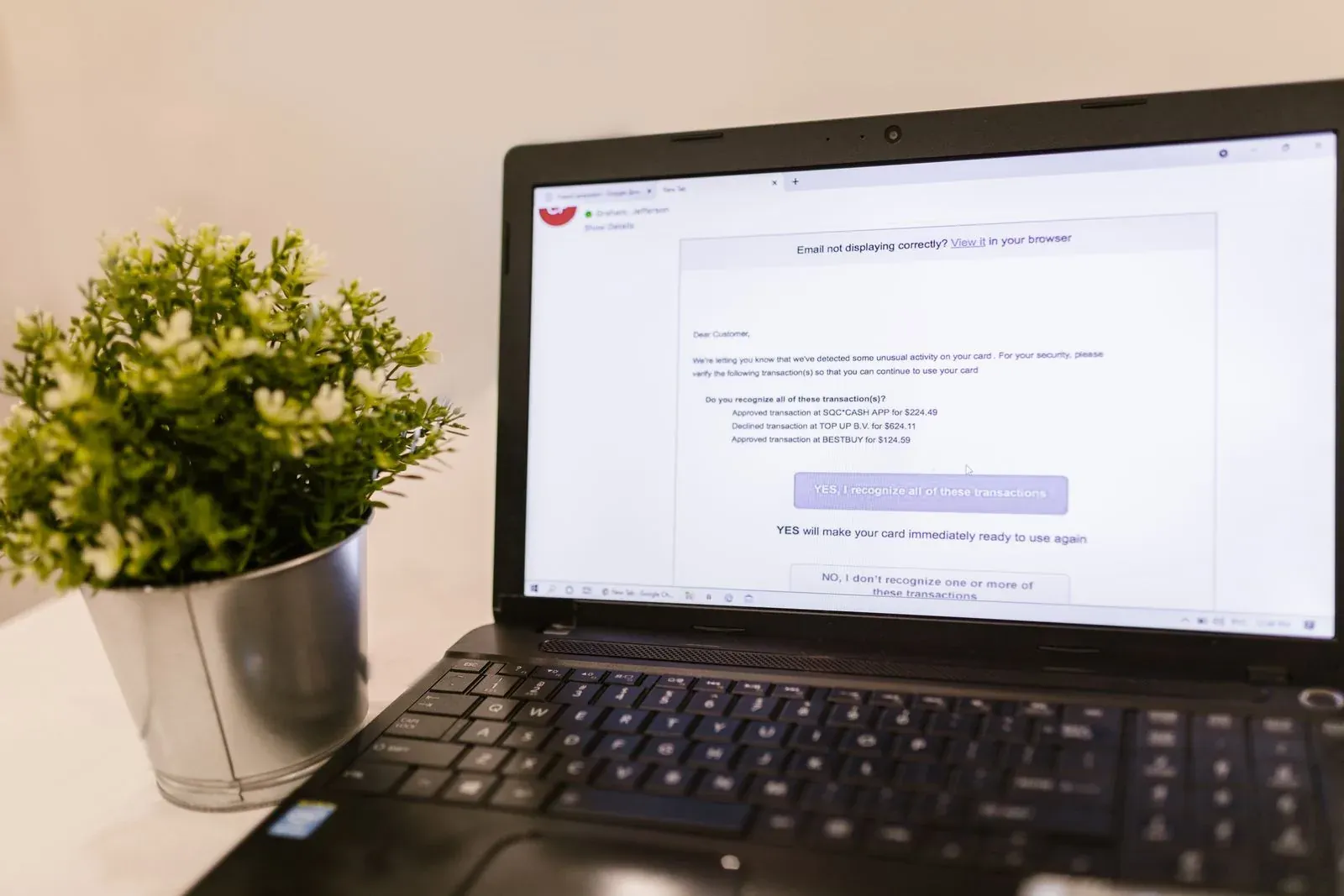 Portátil con una aplicación de correo abierta sobre una mesa
