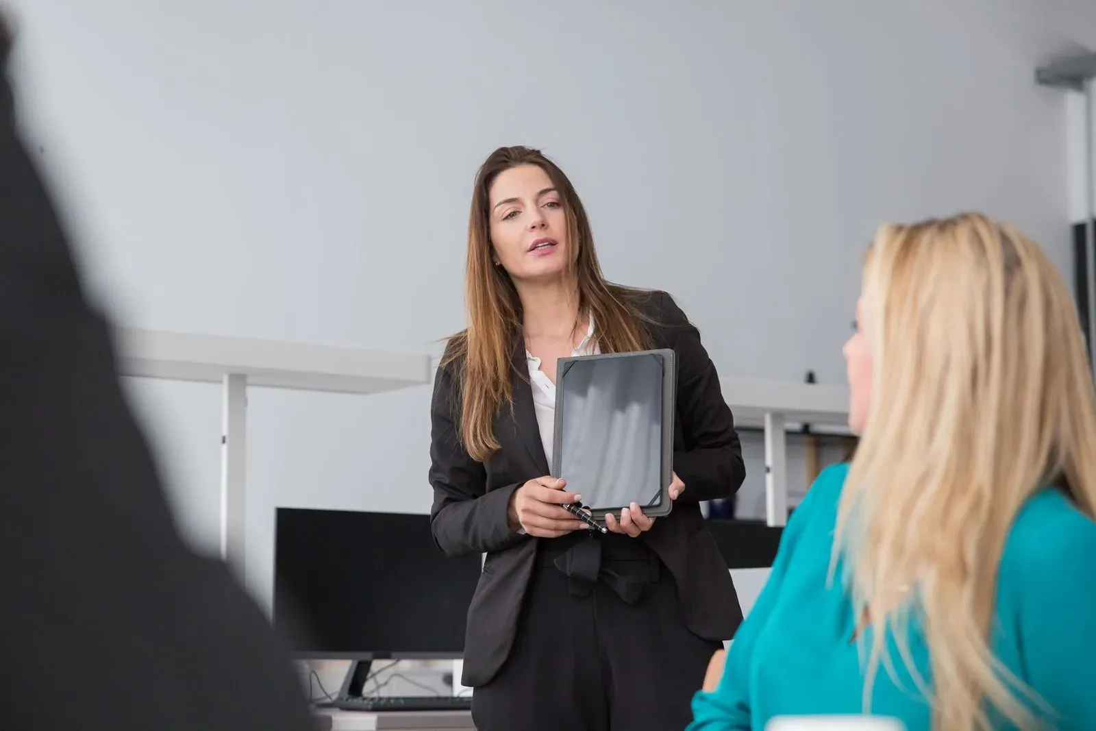 Profesional mostrando una presentación digital en una tablet