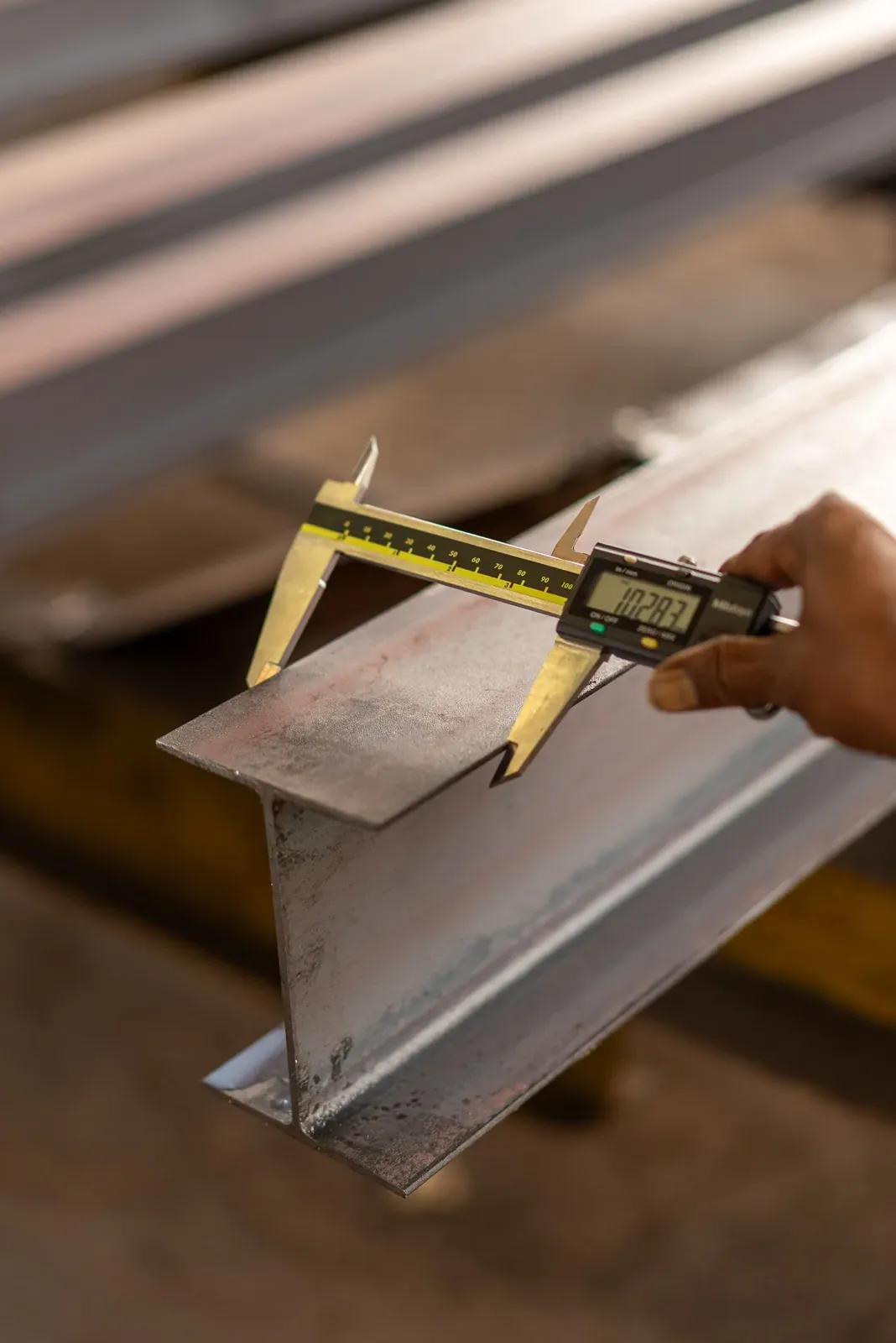 Calibre midiendo una pieza metálica para comparar dimensiones