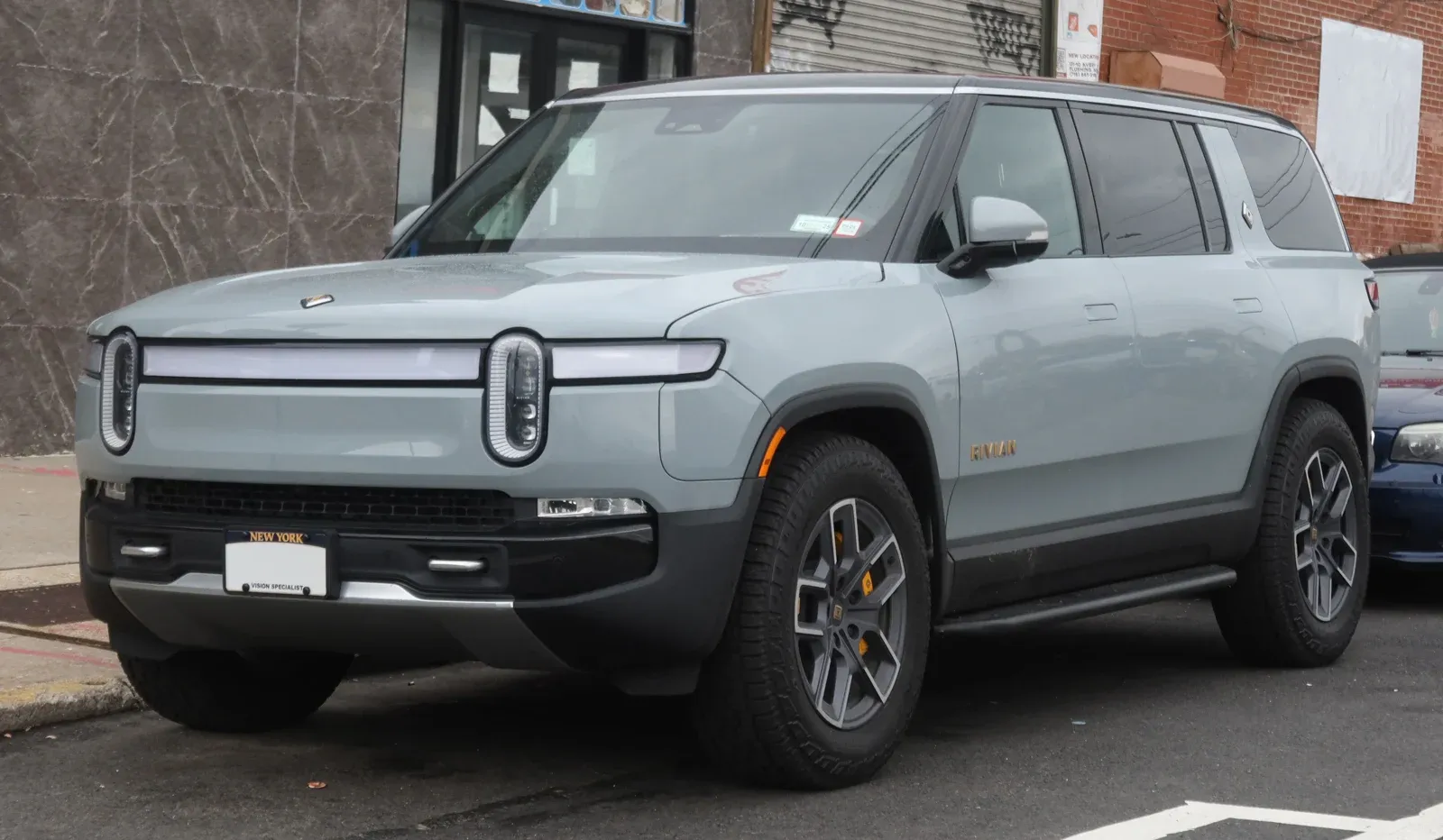 Un Rivian R1S Adventure fotografiado desde el frontal en una calle de Nueva York
