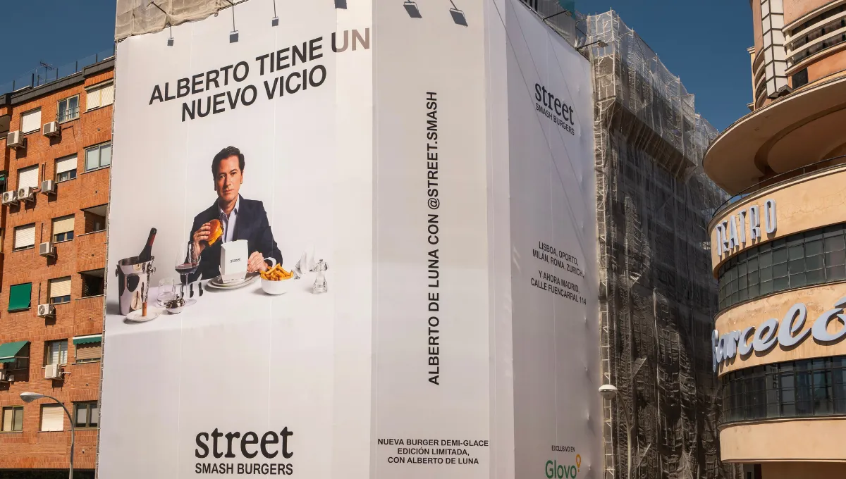 Lona de Street Smash Burgers con Alberto de Luna en Plaza Barceló de Madrid