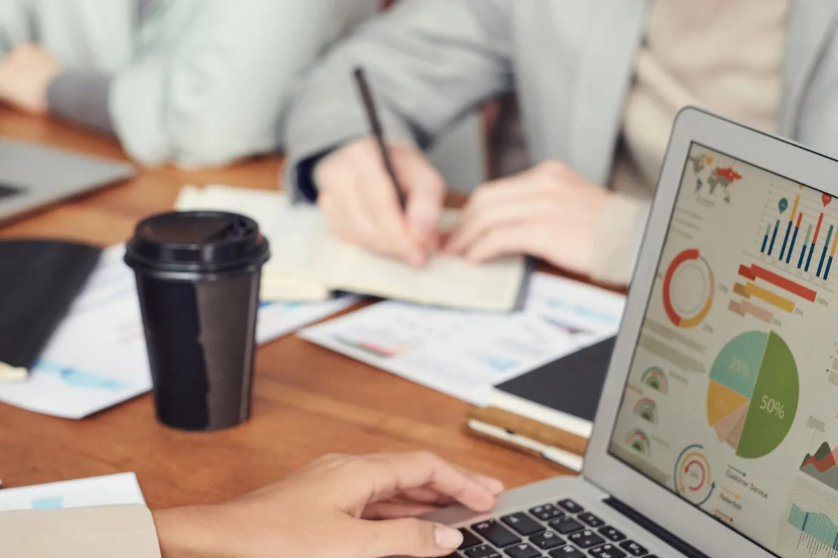 Profesionales analizan datos y documentación durante una sesión de trabajo